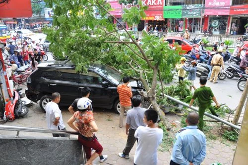 Xế hộp mất lái, gây tai nạn liên hoàn 